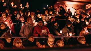 Pärchen lächelt bei Weihnachtssingen auf dem Bremer Panzenberg