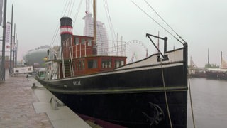 Der Dampfer Weller steht an einem Hafen. 