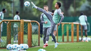 Felix Agu nimmt im Training akrobatisch einen Ball an.