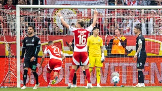Leonardo Bittencourt, Michael Zetterer und Marco Friedl schauen frustriert nach dem Berliner Ausgleich zum 2:2.