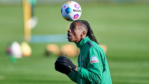 Werder-Spieler Skelly Alvero hält den Ball mit dem Kopf hoch.