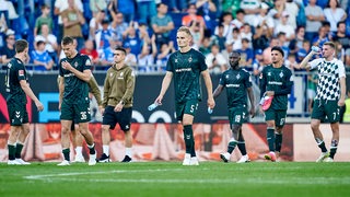 Die Werder-Spieler verlassen nach der Darmstadt-Pleite mit hängenden Köpfen den Platz.