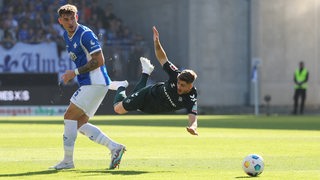 Werder-Spieler Romano Schmid kommt gegen Darmstadt zu Fall.