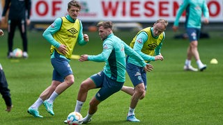 Werder-Torjäger Niclas Fülkrug trainiert mit seinen Teamkollegen.