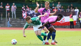 Der Werder-Spieler Paul Wagner setzt sich im Zweikampf durch.