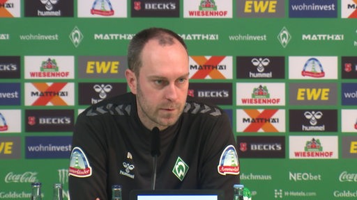 Der Werder Bremen Trainer Ole Werner bei der Pressekonferenz. 