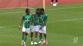 Fußballspieler von Werders U23 aus der Regionalliga Nord beim Jubeln.