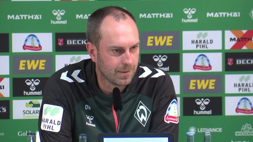 Werder Bremen Trainer Ole Werner bei einer Pressekonferenz