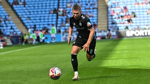 Mitchell Weiser setzt zum Flankenlauf an im Testspiel gegen Coventry City. 