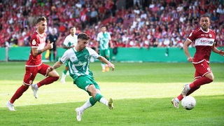 Romano Schmid schießt aufs Tor beim DFB-Pokal-Spiel gegen Energie Cottbus 2022.