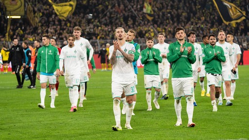 Die Werder-Spieler laufen im Westfalenstadion in Richtung der Werder-Fans.