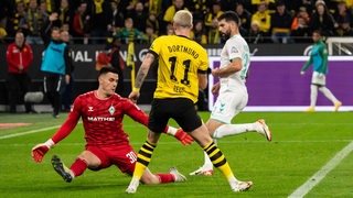 Michael Zetterer im Duell mit Marco Reus. 