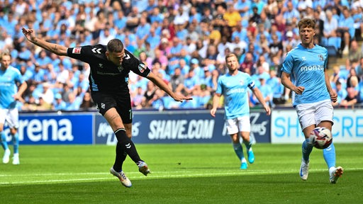 Marvin Ducksch schießt gegen Coventry City aufs Tor.