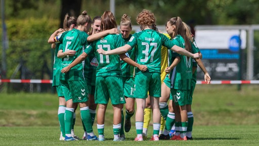 Die Bundesliga-Spielerinnen von Werder machen einen Mannschaftskreis zu Beginn des Spiels