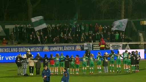 Die Fußballerinnen des SV Werder Bremen jubeln nach Heimsieg gegen den TSG Hoffenheim