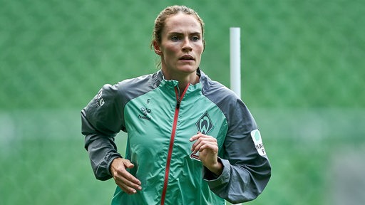 Reena Wichmann macht sich warm, indem sie joggt.