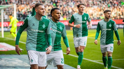 Werder-Spieler bejubeln das 1:0 von Marvin Ducksch. 