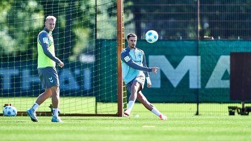 Marco Friedl schlägt im Training eine Flanke.