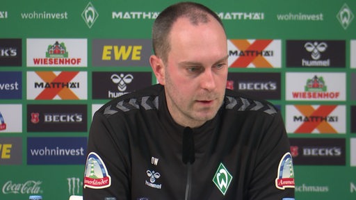 Die Werder-Coach bei einer Pressekonferenz.