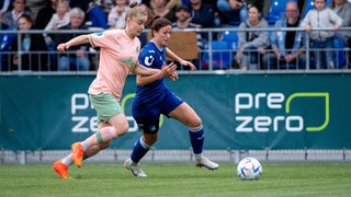 Michelle Ulbrich  im Zweikampf mit Chantal Hagel.