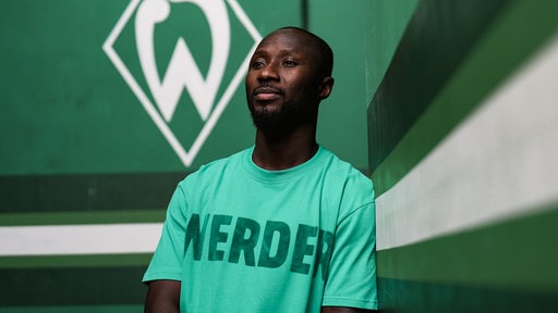 Naby Keita posiert im Weser-Stadion.