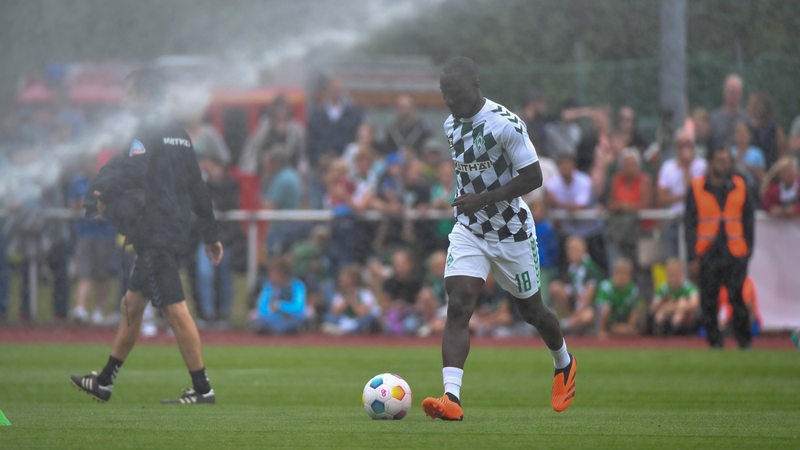 Naby Keita führt beim Aufwärmen den Ball.