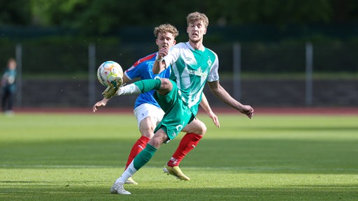 Jascha Brandt im Zweikampf im Spiel gegen Holstein Kiel II.