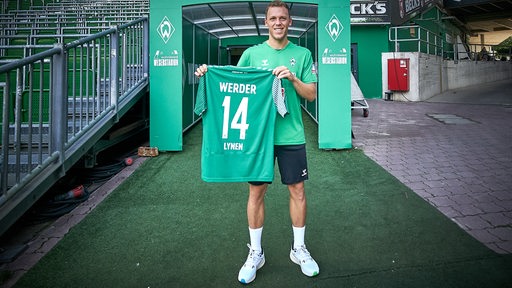 Senne Lynen vor dem Spielertunnel im Weser-Stadion.