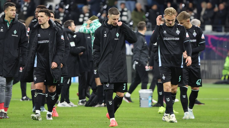 Marco Friedl, Milos Veljkovic und Amos Pieper schauen frustiert nach der Niederlage in Frankfurt.