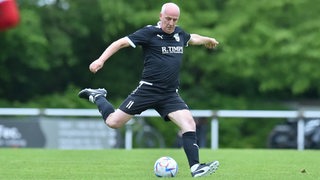 Ex-Werder-Spieler Mario Basler beim Torschuss.