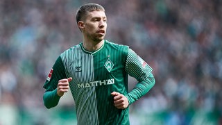 Werder-Verteidiger Mitchell Weiser läuft über den Platz.