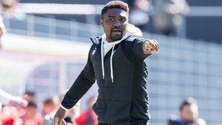 Cedric Makiadi gibt Kommandos an der Seitenlinie. 