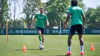 Jiri Pavlenka spielt im Training Pässe mit Alvero. 