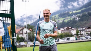 Amos Pieper grinst im Zillertal beim Weg runter vom Trainingsplatz.