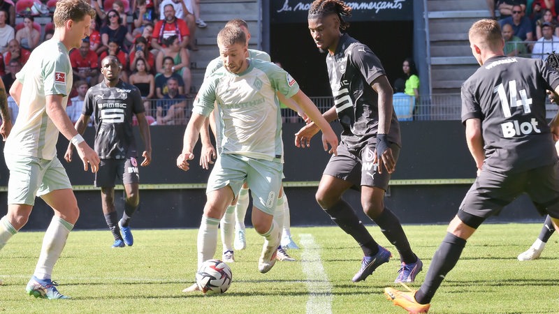 Mitchell Weiser führt den Ball im Testspiel gegen Rennes.