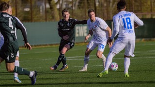 Jens Stage im Zweikampf im Spiel gegen Hansa Rostock.