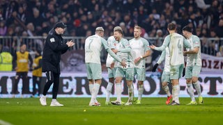 Werder-Spieler und Ole Werner bejubeln ein Tor gegen Sankt Pauli.