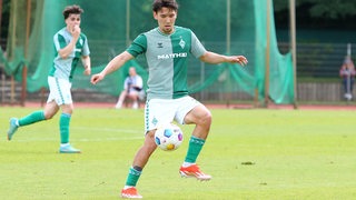 Werders Kein Sato nimmt in einem Spiel der U23 den Ball an.