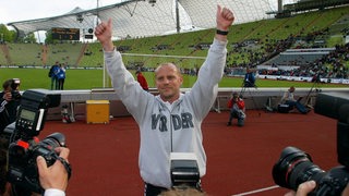 Thomas Schaaf jubelt 2004 in München vor den Fans. 