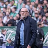 Thomas Schaaf läuft übder den Rasen des Weser-Stadions. 