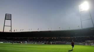 Vor dem Spiel Werder gegen Schalke leuchtet 2004 nur noch ein Flutlichtmast. Die anderen drei waren ausgefallen.