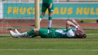 Ronan Kratt liegt frustriert am Boden. 