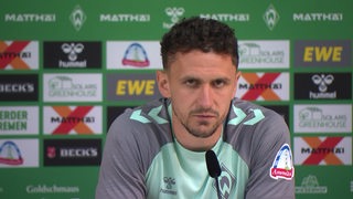 Muilos Veljkovic, Werder-Bremen-Fußball-Spieler, bei einer Pressekonferenz