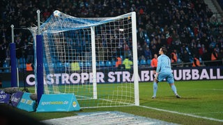 Bochums Torwart Manuel Riemann schaut zu, wie der Ball ins Netz fliegt. 