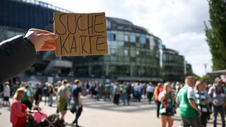 Auf einem Pappschild vor dem Weser-Stadion steht "Suche Karte". 