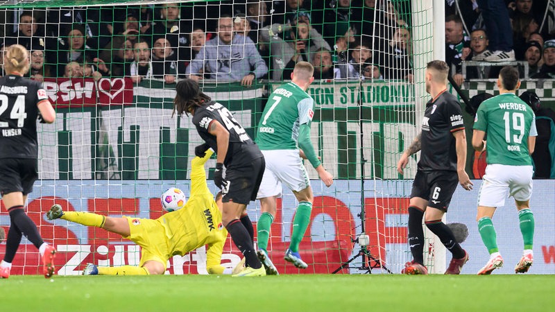 Werder-Stürmer Ducksch köpft zum 2:0 ein