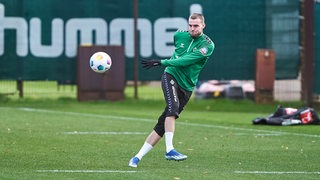 Marcin Ducksch schießt im Training.