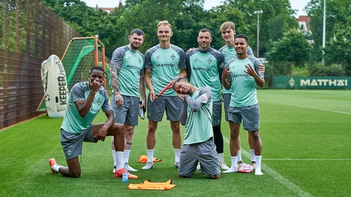 Werder-Spieler posieren nach einem Trainingsspiel.