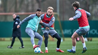 André Silva führt im Training mit Amos Pieper und Jens Stage einen Zweikampf um den Ball. 