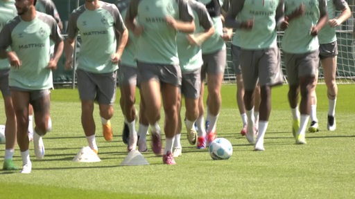 Werderspieler beim Training, die eine Laufübung machen.